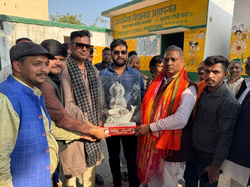 वरिष्ठ भाजपा नेता सिद्धार्थ अवस्थी ने भाजपा जिलाध्यक्ष को पुष्प गुच्छ भेंट कर स्वागत सम्मान किया