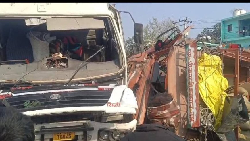 ट्रक और डीसीएम के भिडंत से तीन लोग गंभीर रूप से घायल