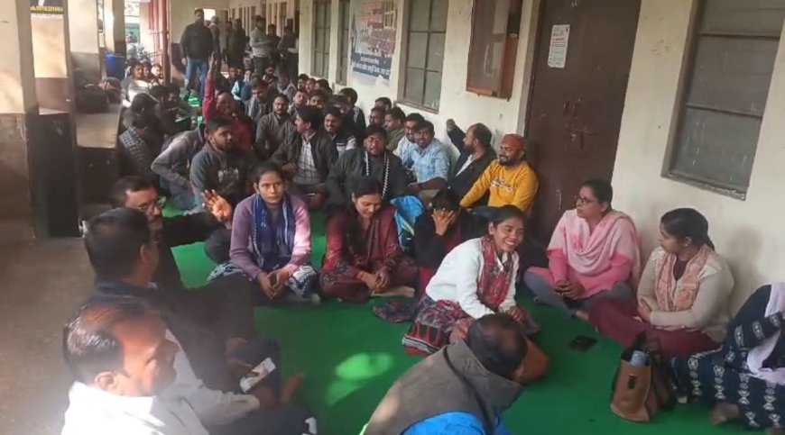 लेखपाल सुधीर की आत्महत्या के मामले में भड़का आक्रोश तीसरे दिन भी जारी रहा धरना प्रदर्शन