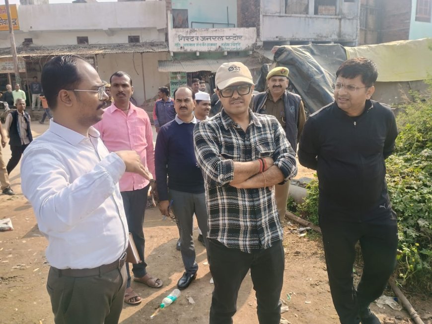 जिलाधिकारी द्वारा विकासखण्ड कर्वी अन्तर्गत खोही तालाब का निरीक्षण किया गया।