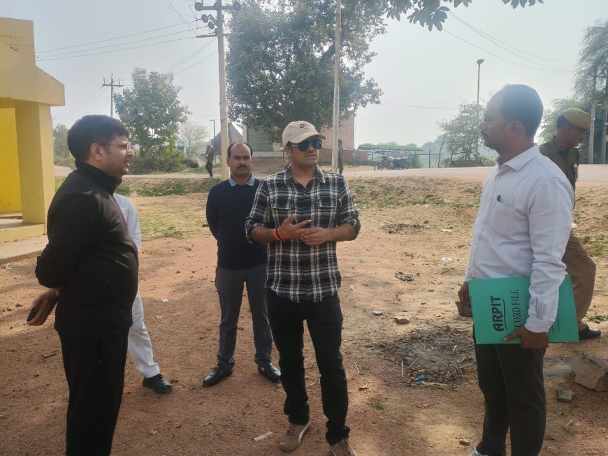 जिलाधिकारी द्वारा विकासखण्ड कर्वी अन्तर्गत खोही तालाब का निरीक्षण किया गया।