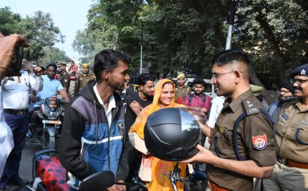 एसपी द्वारा यातायात माह नवम्बर के समापन पर लोगो को हेलमेट वितरित कर यातायात नियमों के प्रति किया गया जागरूक