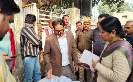 जिलाधिकारी  द्वारा जनपद में चल रहे गणना प्रपत्र एस आई आर के संबंध में भाग संख्या 412 राजश्री पुरुषोत्तम दास टंडन कंपोजिट विद्यालय पुरानी बाजार का निरीक्षण किया गया।