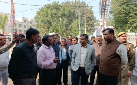 असहाय निराश्रित व यात्रियों के लिए शीतलहर के लिए पहले ही रैनबसेरों की व्यव्थाएं दुरुस्त कराने भ्रमण पर निकले जिलाधिकारी