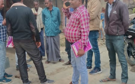 ग्रामीणों को बिजली छूट राहत योजना समझा रहे जेई पीयूष कुमार