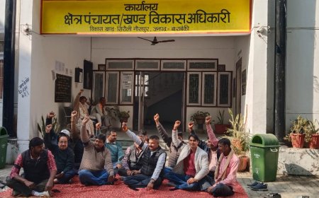 ऑनलाइन हाजिरी के विरोध में ग्राम पंचायत सचिवों ने  विकास खण्ड मुख्यालय पर दिया धरना काली पट्टी बांध जताया विरोध