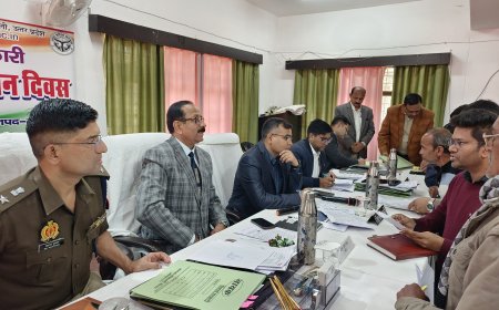 कमिश्नर डीएम व एसपी ने सदर तहसील में आयोजित सम्पूर्ण समाधान दिवस सुनी जनशिकायतें