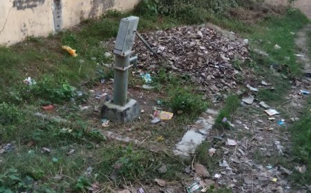 कूड़े से पटा हैंडपंप खा रहा जंग, कागजों में मरम्मत पर लाखो खर्च