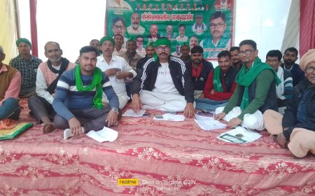 भाकियू के भदौरिया गुट ने मांगों को लेकर तहसील के बाहर पोस्ट आफिस के बगल डेरा डाला