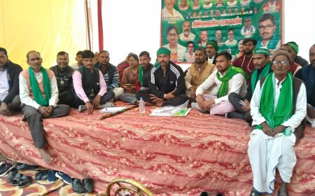 भारतीय किसान यूनियन भदौरिया संगठन की चौथे दिन भी अनिश्चितकालीन हड़ताल जारी, जिला अध्यक्ष रवीन्द्र कुमार सिंह द्वारा की जा रही भूख-हड़ताल को तहसीलदार बालेन्दु भूषण वर्मा ने खत्म कराया