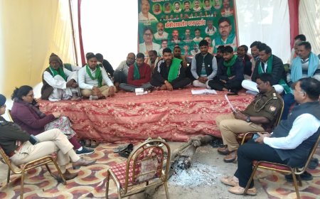 भारतीय किसान यूनियन भदौरिया संगठन द्वारा 16 सूत्रीय मांगों को लेकर चल रहे अनिश्चितकालीन धरना पर एस डी एम सिरौलीगौसपुर पुलिस उपाधीक्षक रामनगर, प्रभारी निरीक्षक पंहुचे लम्बी वार्ता के बावजूद नही बनी बात सोमवार को मुख्यमंत्री कार्यालय पैदलकूच करेंगे किसान