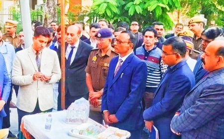 राष्ट्रीय लोक अदालत के अवसर दिव्यांगजनों को ट्राईसाईकिल आदि का वितरण