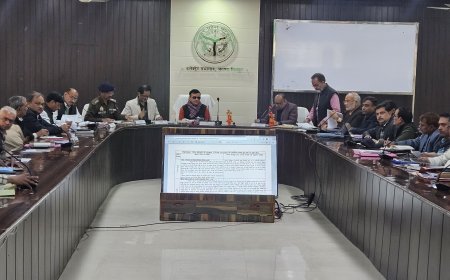 मंडलायुक्त चित्रकूट धाम मंडल बांदा /नोडल अधिकारी जनपद चित्रकूट  की अध्यक्षता में विकास कार्यों एवं कानून व्यवस्था की बैठक कलेक्ट्रेट सभागार में संपन्न हुई।