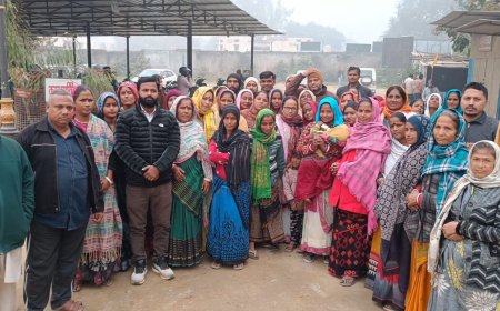 झुग्गी-झोपड़ी और फुटपाथ दुकानदारों के सत्यापन से मचा हड़कंप, डीएम कार्यालय पहुंचा सैकड़ों का हुजूम