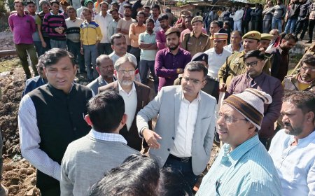 शहर के निर्माणाधीन शहजाद पुल पर आवागमन की समस्या को लेकर गंभीर दिखे जिलाधिकारी