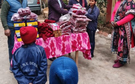 कस्तूरबा गांधी विद्यालय में छात्राओं को वितरित किए गए गर्म कपड़े