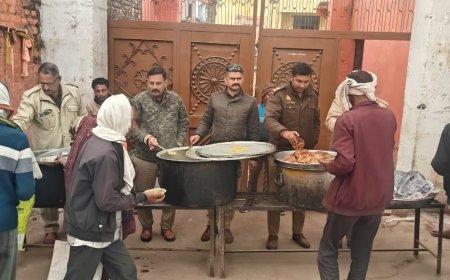 चित्रकूट पुलिस ने पौष मास अमावस्या मेले में आये हुये श्रद्धालुओं को पूड़ी सब्जी वितरित किया