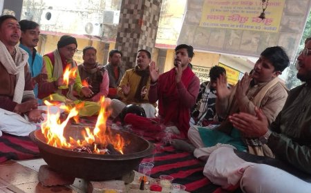 अधिकारियों के बुद्धि शुद्धि के लिए विकास भवन के मंदिर में हुआ हवन