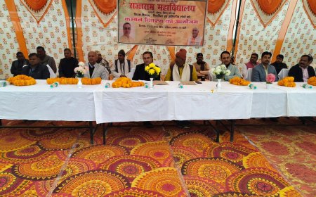 जिलाधिकारी ने विधवा, विकलांग गरीबों को कंबल किए वितरण