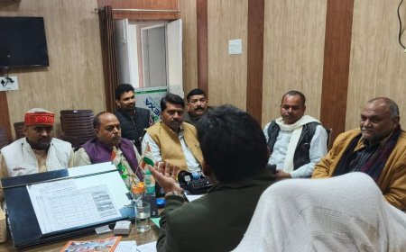 25 दिसम्बर को लखनऊ में आयोजित प्रधानमंत्री जी के कार्यक्रम को लेकर बी डी ओ संजीव कुमार गुप्ता ने भाजपा नेताओं से वार्ता किया