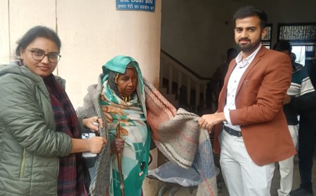 वृद्व महिला को मिला कम्बल अधिकारियों को दुआंये दी
