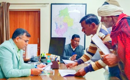 जिलाधिकारी सत्य प्रकाश की कुशल कार्यशैली से जनपद के ग्रामीण अंचलों व दूरदराज से आये फरियादियों को मौके पर ही मिल रहा उनकी समस्या का समाधान