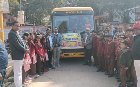 शैक्षिक भ्रमण की बस को जिला बेसिक शिक्षाधिकारी चित्रकूट ने हरी झण्डी दिखाकर किया रवाना