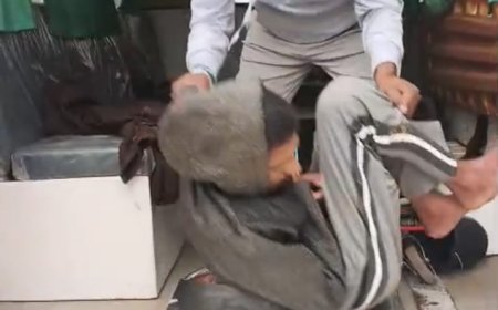 सड़क किनारे बेहोश युवक को रेडक्रॉस सदस्य ने की मदद