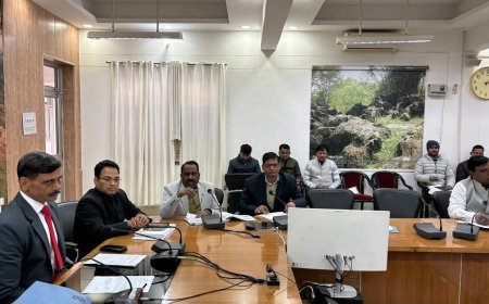 हाइवे/सड़क पर न खड़े हो वाहन -मण्डलायुक्त  मण्डलायुक्त ने मण्डलीय सड़क सुरक्षा समिति की बैठक में दिया आवश्यक दिशा निर्देश  कोहरे को देखते हुए सभी व्यवसायिक वाहनों पर लगवाये जाये रेट्रो रिफ्लेक्टिव टेप