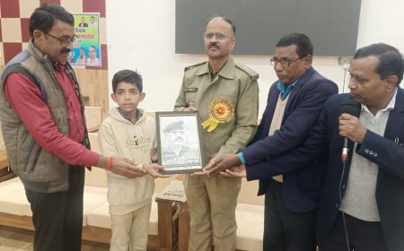 राष्ट्रीय एकता दिवस प्रतियोगिता की  टॉपर छात्रा खुशी पांडेय को पुलिस अधीक्षक ने किया पुरस्कृत