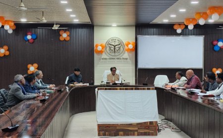 जिलाधिकारी  पुलकित गर्ग की द्वारा प्रधानमंत्री फसल बीमा योजना की समीक्षा बैठक की गयी