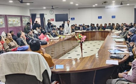 तहसील के पारिजात सभागार में तहसीलदार बालेन्दु भूषण वर्मा की अध्यक्षता मे बी एल ओ की बैठक हुई