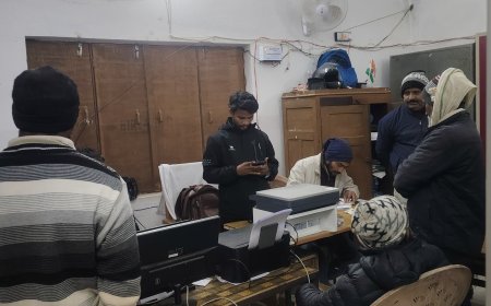 आधार कार्ड बनाने के नाम पर जनता से हो रही लूट।    पचपेड़वा विकास खण्ड के अन्दर खण्ड विकास अधिकारी मोहित दूबे के संरक्षण में चल रहा लूट का यह खेल