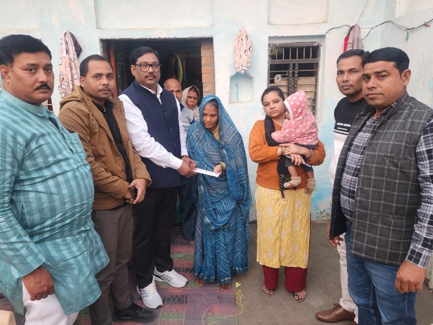 बसपा नेता राजू गौतम मृतक लेखपाल के परिजनों को दिया हर संभव  मदद का भरोसा