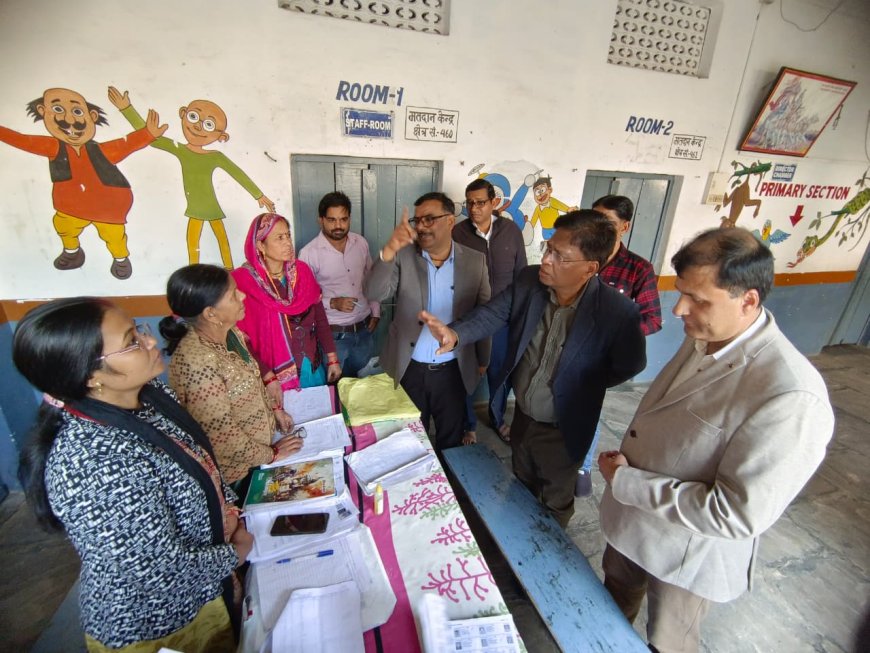 डीएम के निर्देश पर विशेष प्रगाढ़ पुनरीक्षण एसआईआर अभियान को गति देने घर-घर पहुंचे अधिकारी माता बहने बुजुर्ग सभी मतदाताओं से किया संवाद पीए सिस्टम से लोगों को बताया एसआईआर का महत्व