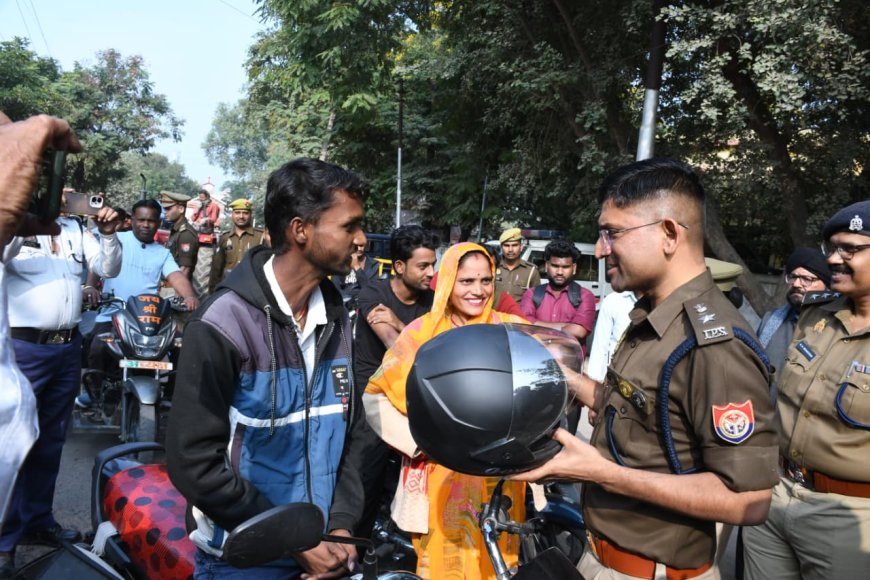 एसपी द्वारा यातायात माह नवम्बर के समापन पर लोगो को हेलमेट वितरित कर यातायात नियमों के प्रति किया गया जागरूक