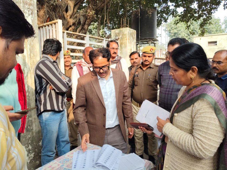 जिलाधिकारी  द्वारा जनपद में चल रहे गणना प्रपत्र एस आई आर के संबंध में भाग संख्या 412 राजश्री पुरुषोत्तम दास टंडन कंपोजिट विद्यालय पुरानी बाजार का निरीक्षण किया गया।