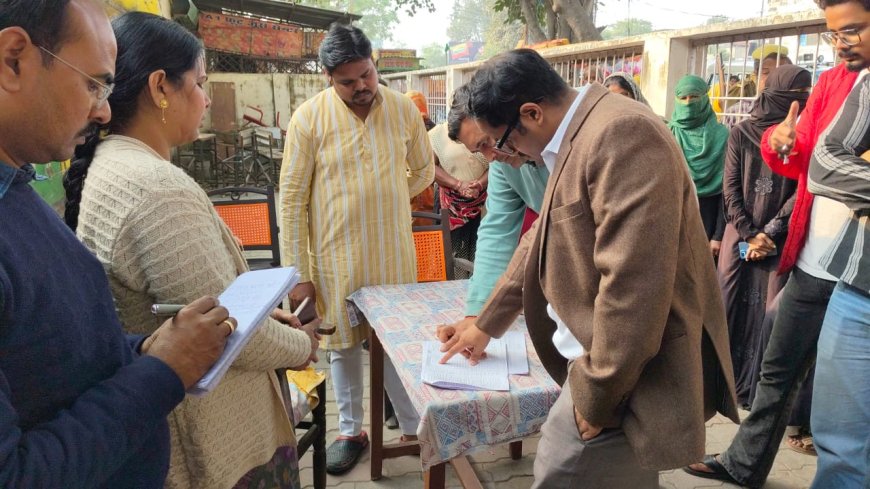 जिलाधिकारी  द्वारा जनपद में चल रहे गणना प्रपत्र एस आई आर के संबंध में भाग संख्या 412 राजश्री पुरुषोत्तम दास टंडन कंपोजिट विद्यालय पुरानी बाजार का निरीक्षण किया गया।