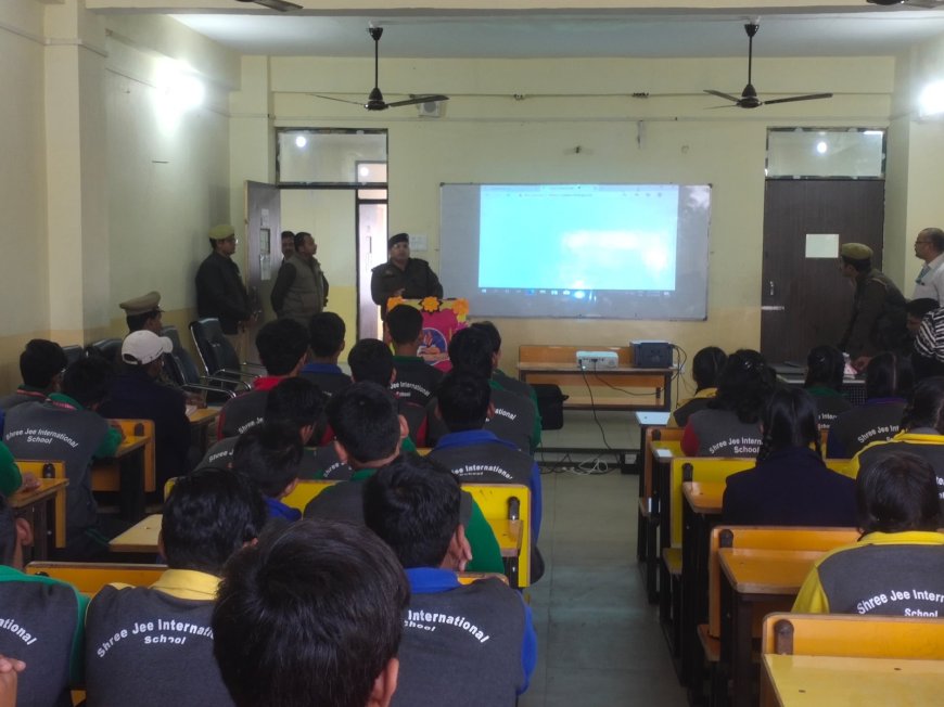 क्षेत्राधिकारी मऊ द्वारा श्री जी इंटरनेशनल स्कूल खोह कर्वी में साइबर जागरुकता कार्यक्रम का आयोजन कर छात्र/छात्राओं को जागरूक किया गया