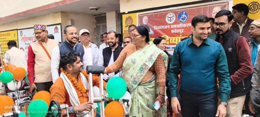 दिव्यांगजनों को उपकरण वा बच्चो को यूनिफॉर्म वितरित