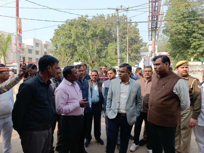 असहाय निराश्रित व यात्रियों के लिए शीतलहर के लिए पहले ही रैनबसेरों की व्यव्थाएं दुरुस्त कराने भ्रमण पर निकले जिलाधिकारी