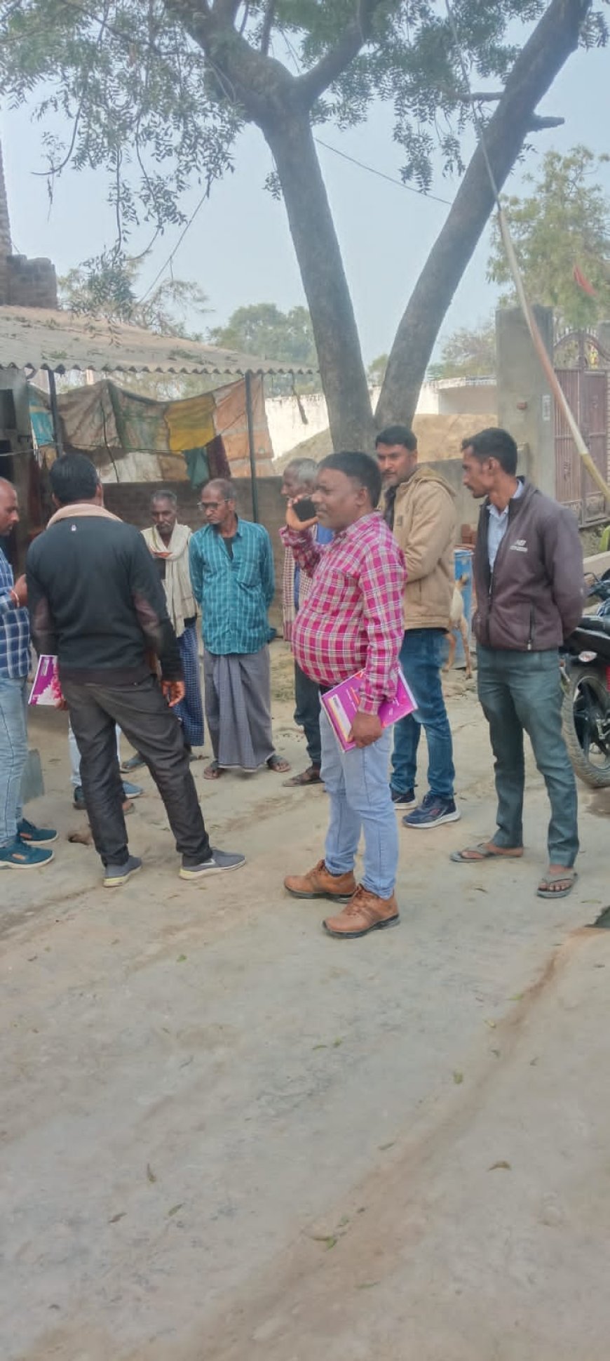 ग्रामीणों को बिजली छूट राहत योजना समझा रहे जेई पीयूष कुमार