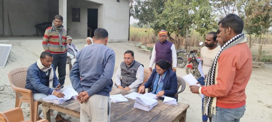 उपजिलाधिकारी व तहसीलदार ने सरयू नदी के उत्तरी झोर के मांझा रायपुर पारा बेहटा परसावल इत्यादि पोलिंग बूथों पर चल रहे एस आई आर कार्यों डिजिटाइजेशन, मैपिंग कार्यों के सम्बन्ध में आवश्यक दिशा निर्देश दिए