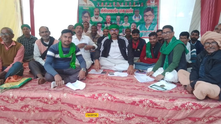 भाकियू के भदौरिया गुट ने मांगों को लेकर तहसील के बाहर पोस्ट आफिस के बगल डेरा डाला