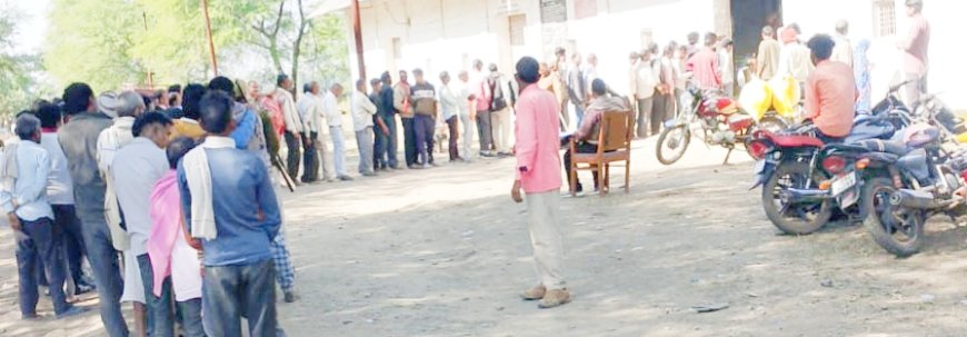 सैदपुर में खाद को लेकर किसानों ने लगाया जाम एसडीएम ने मौके पर पहुंचकर खुलवाया