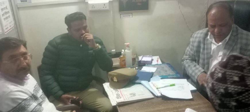 शिकायत के बाद स्वास्थ्य टीम ने की जांच, थमाई नोटिस