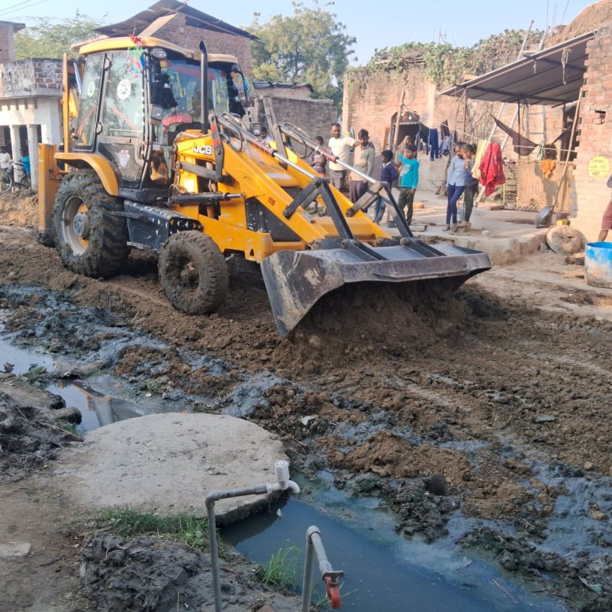 खबर का हुआ जोरदार असर, सालो से दलदल से भरी सड़क से तौरा गांव के ग्रामीणों को मिला निजात