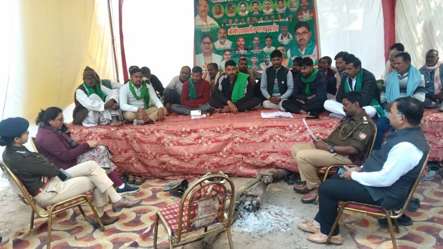 भारतीय किसान यूनियन भदौरिया संगठन द्वारा 16 सूत्रीय मांगों को लेकर चल रहे अनिश्चितकालीन धरना पर एस डी एम सिरौलीगौसपुर पुलिस उपाधीक्षक रामनगर, प्रभारी निरीक्षक पंहुचे लम्बी वार्ता के बावजूद नही बनी बात सोमवार को मुख्यमंत्री कार्यालय पैदलकूच करेंगे किसान