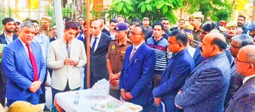 राष्ट्रीय लोक अदालत के अवसर दिव्यांगजनों को ट्राईसाईकिल आदि का वितरण