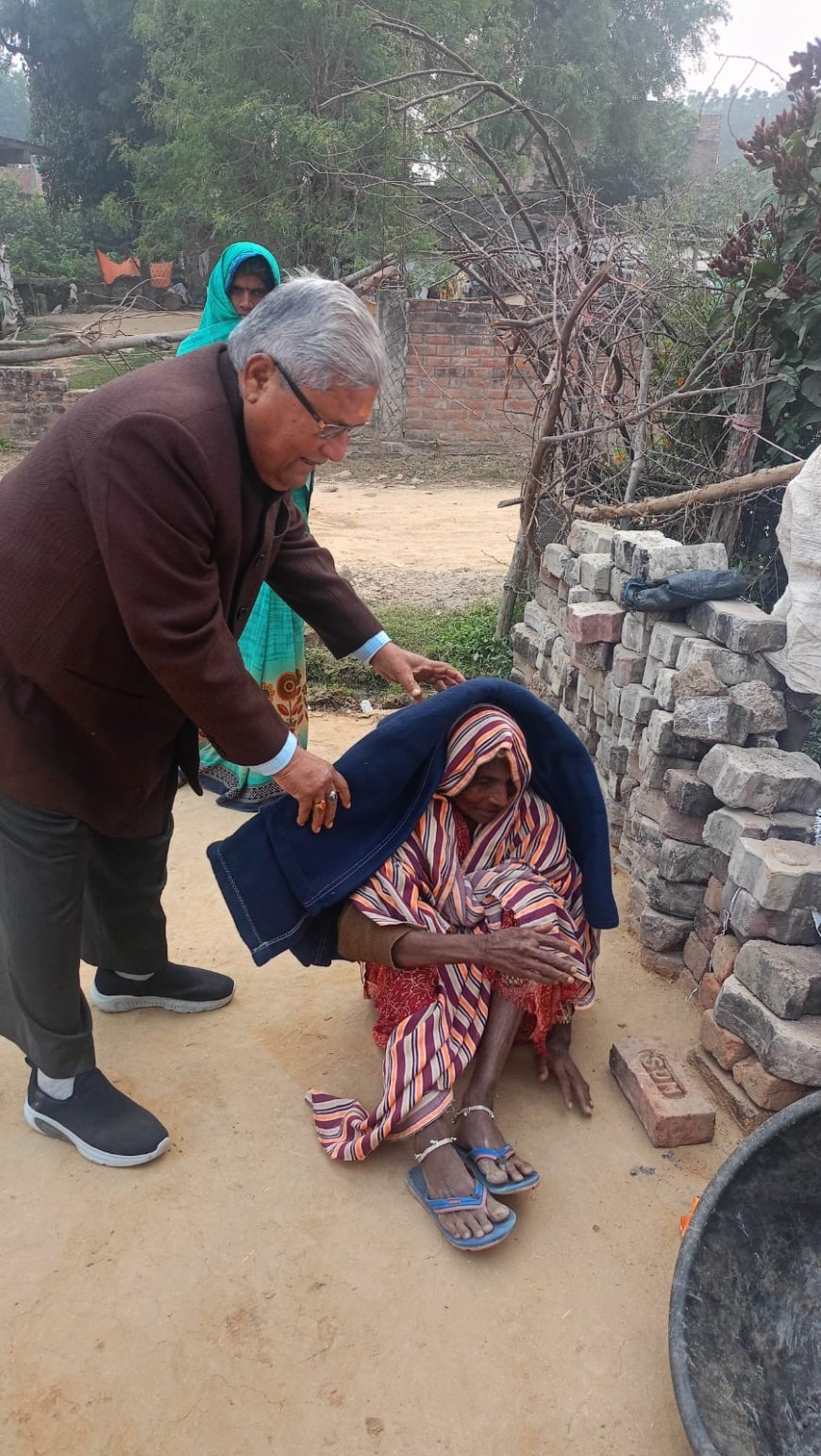 भगवान भजनाश्रम की ओर से बढ़ती ठंड में गरीबों को बांटे गए कंबल